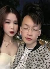 ผู้ชายที่ไร้เดียงสาก็หมกมุ่นอยู่กับแม่ของเธอ