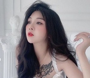 คนรักเต้านมขนาดใหญ่โหยหวนสำหรับเด็กผู้ชายในตอนเช้า