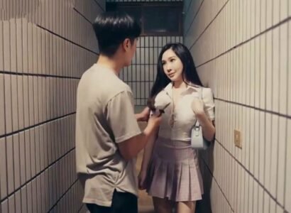 เลขานุการถูกผลักเข้าไปในสถานการณ์กับเจ้านายกับลูกค้าเพื่อรับสัญญา