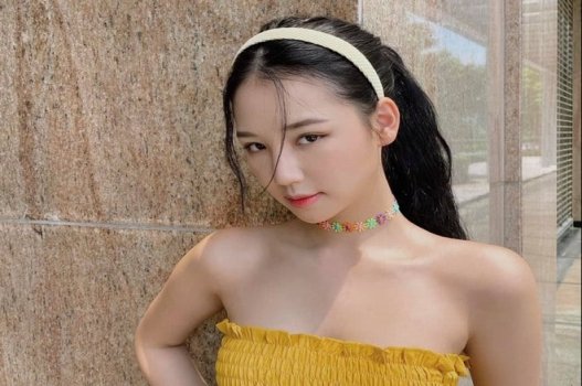 น้องสาว -ในกฎหมายกำลังอาบน้ำเมื่อพี่ชายของเธอ -ในกฎหมายของเธอ