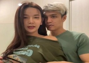 พี่สาวสองคนแกล้งทำเหมือนในภาพยนตร์ร้อน