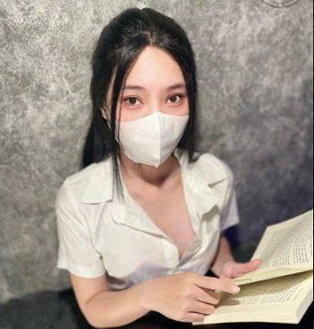 ชายชราสองคนเชิญเด็กสาวให้มีความสุข