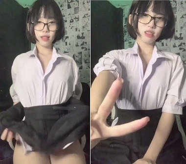 นักเรียน Lam Vinh Tuc แสดงร่างกายทางออนไลน์