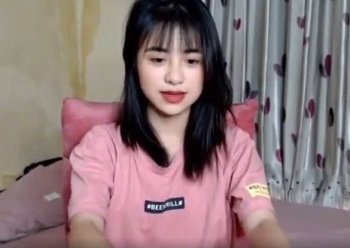แม่เลี้ยงมองไปที่พี่ชายสองคนที่หลงใหล