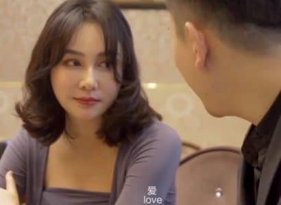 ผู้ชายที่มีความสุขได้รับเชิญจากเพื่อนบ้านของเธอ