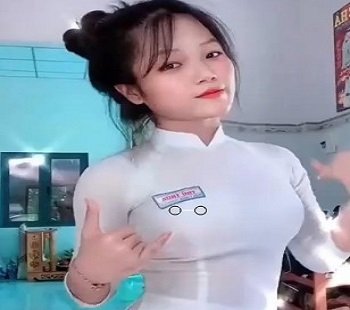 ผู้ชายคนเดียวหลงใหลเกี่ยวกับความงามที่มีเสน่ห์สามประการ