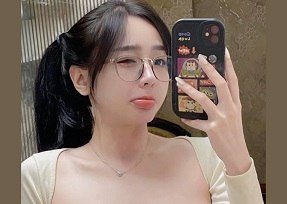 เลขานุการสาวหวานปรบมืออย่างมีความสุข