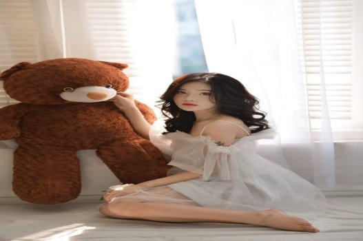 Vanna Bardot ชอบลูบกล้ามเนื้อกล้ามเนื้อของพี่ชายของเขา